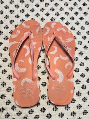 Havaianas Coral Orange Flip Flops with White Crescent Print Size 7/8